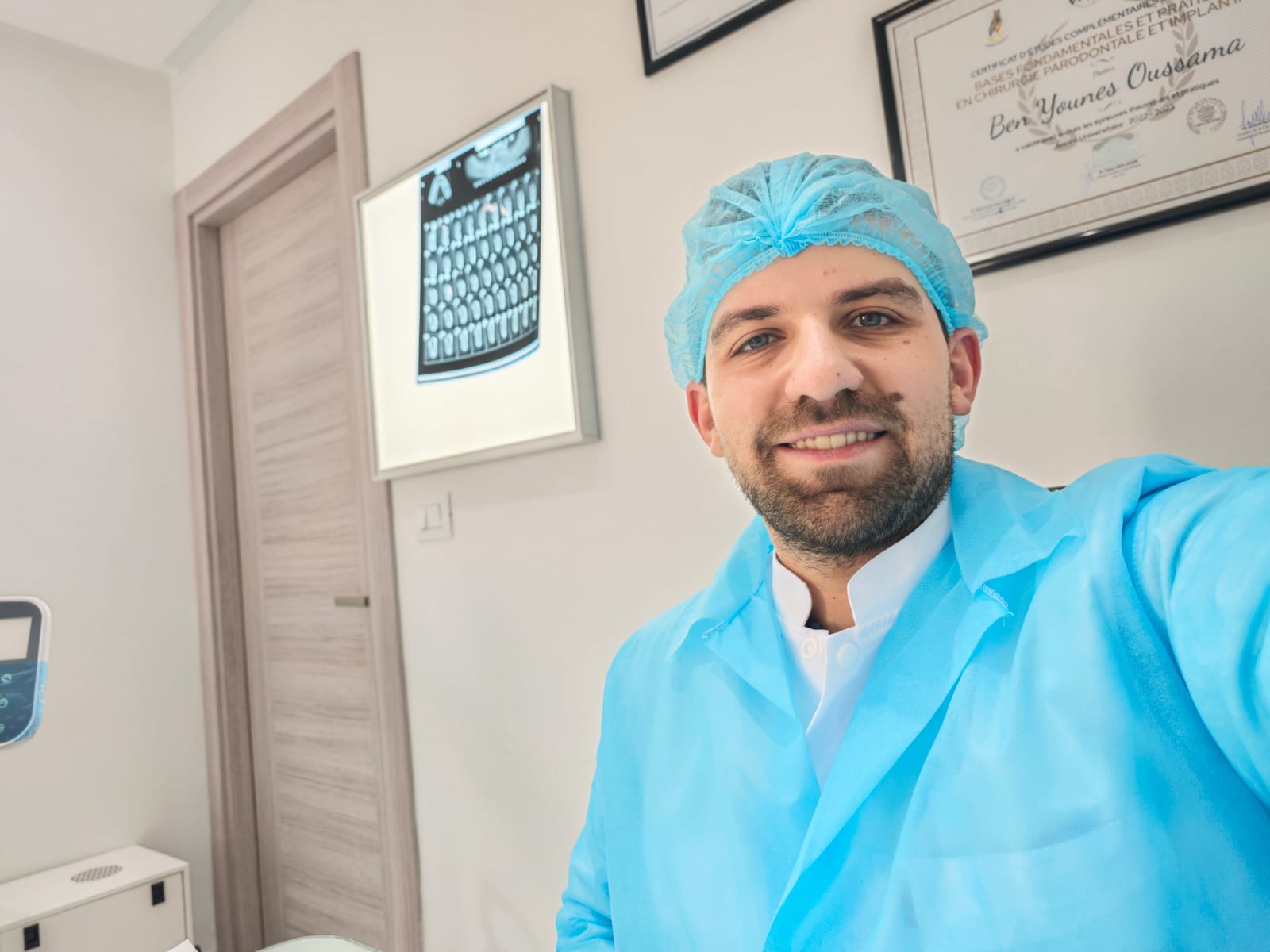 Le Dr Oussama Ben Younes en salle de soins